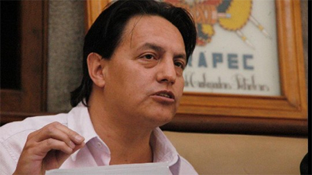 Ordenan embargo de bienes de Fernando Villavicencio para que pague a Correa