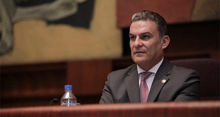 José Serrano llegó a la presidencia de la Asamblea. Existieron 26 votos de abstención de la oposición