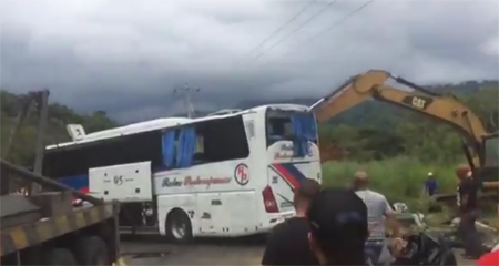 Bus pierde pista vía Jipijapa deja 15 fallecidos.
