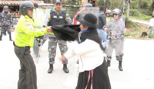 Fuerte accin policial intenta desalojar a manifestantes en Saraguro