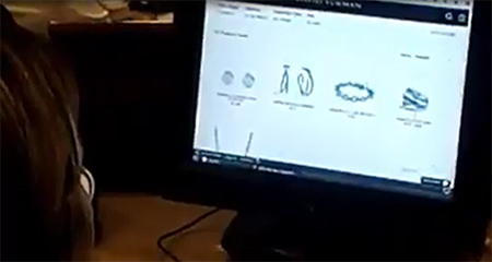 Asamblesta de Alianza PAIS, Wendy Vera,revisa catlogo de joyas por Internet mientras se dicute caso Odebrecht