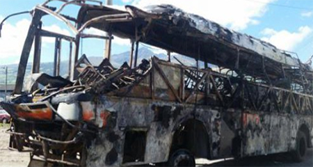 14 muertos y 26 heridos en bus envuelto en llamas en la Alag-Santo Domingo