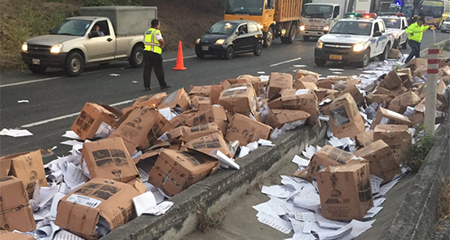 Camin con miles de papeletas electorales se volc va a la Costa