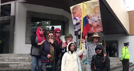 7 simpatizantes de Jorge Glas demuestran su apoyo en los exteriores de la Corte Nacional (Video)