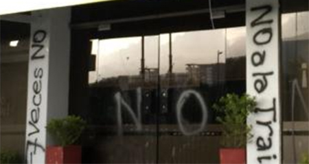 Vandalizaron las paredes de la sede de Alianza PAIS (Video)