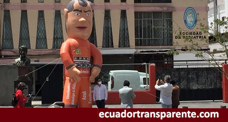 Colocan mueco inflable de Rafael Correa vestido de presidiario