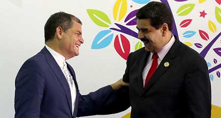 Nicols Maduro sigue enviando cheques con dinero venezolano a Rafael Correa