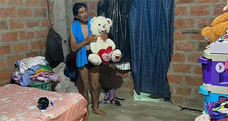 Yaku Prez sube una foto a sus redes sociales, en bxer y abrazando un oso de peluche